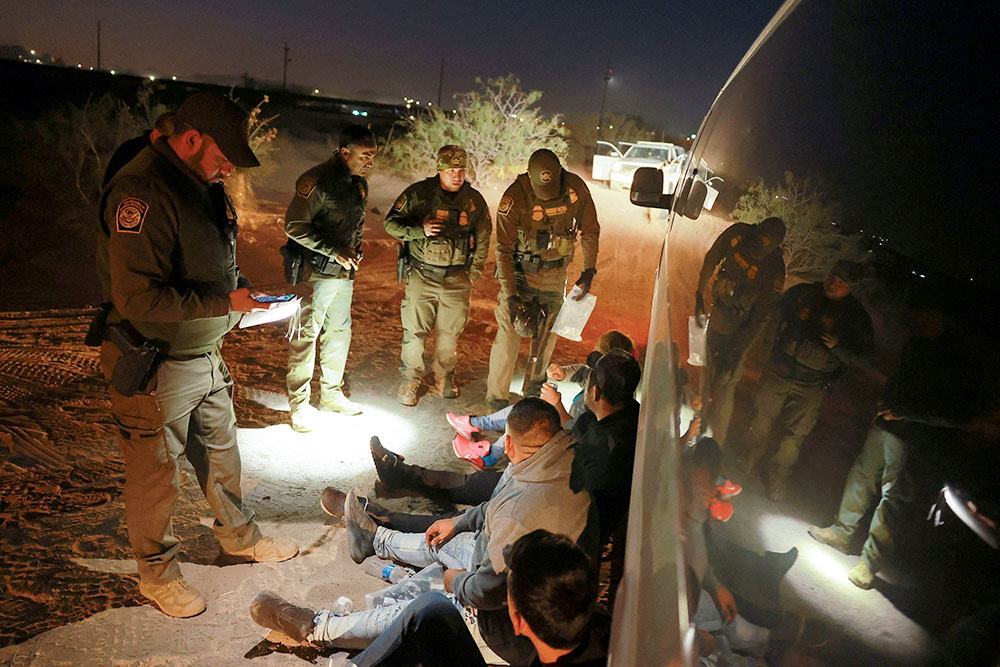 Migrantes detenidos por agentes de la Patrulla Fronteriza de Estados Unidos en Sunland Park, Nuevo México. Migrantes son detenidos por agentes de la Patrulla Fronteriza de Estados Unidos en Sunland Park, Nuevo México, el 24 de octubre de 2024, después de que cruzaran a ese país desde México. (Foto: OSV News/Reuters/José Luis González)