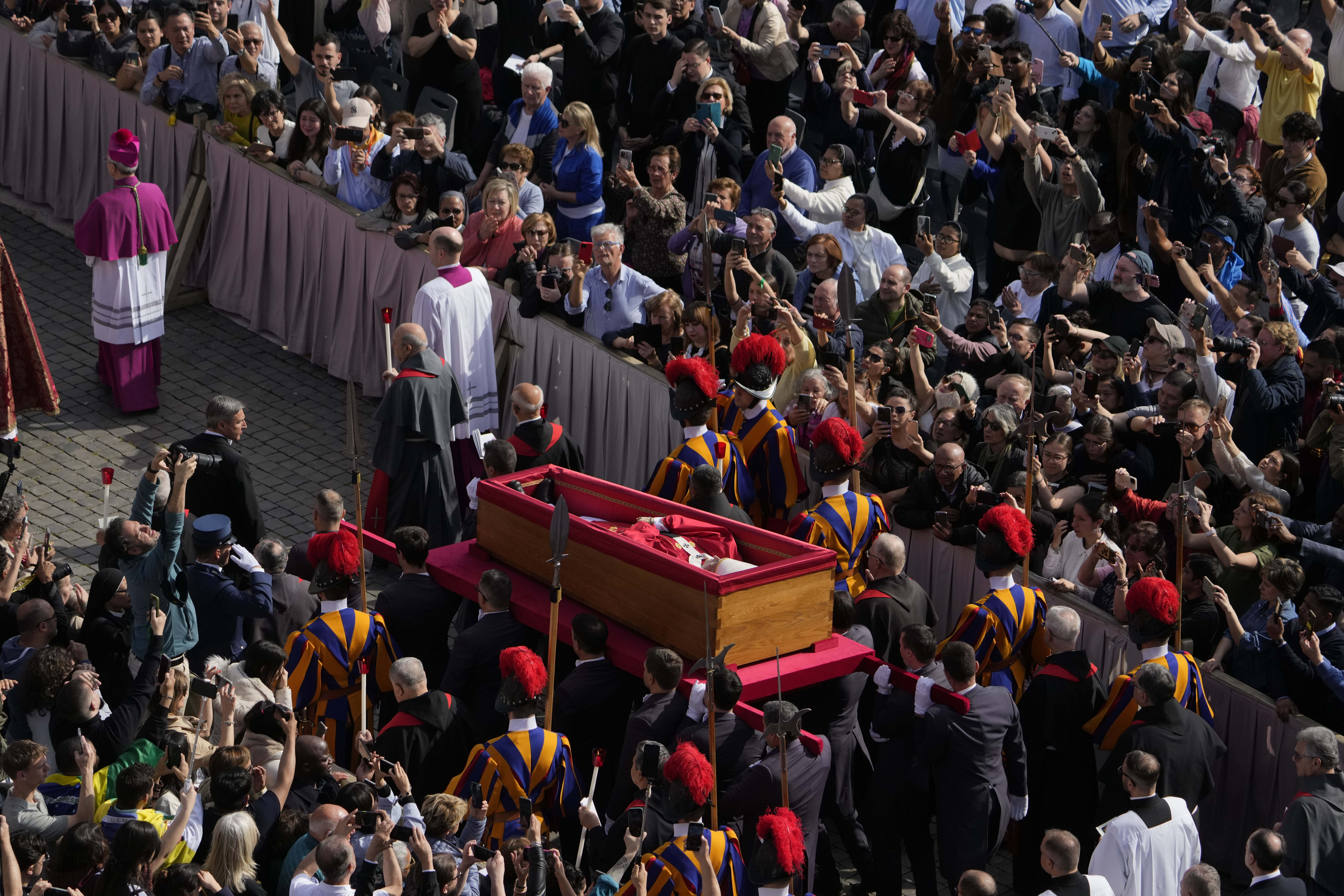 procession of Francis' body The ceremony with the Pope Francis' body, who will lie in state at St. Peter's Basilica for three days, pass through the crowd at the Vatican, Wednesday, April 23, 2025. (AP Photo/Gregorio Borgia)