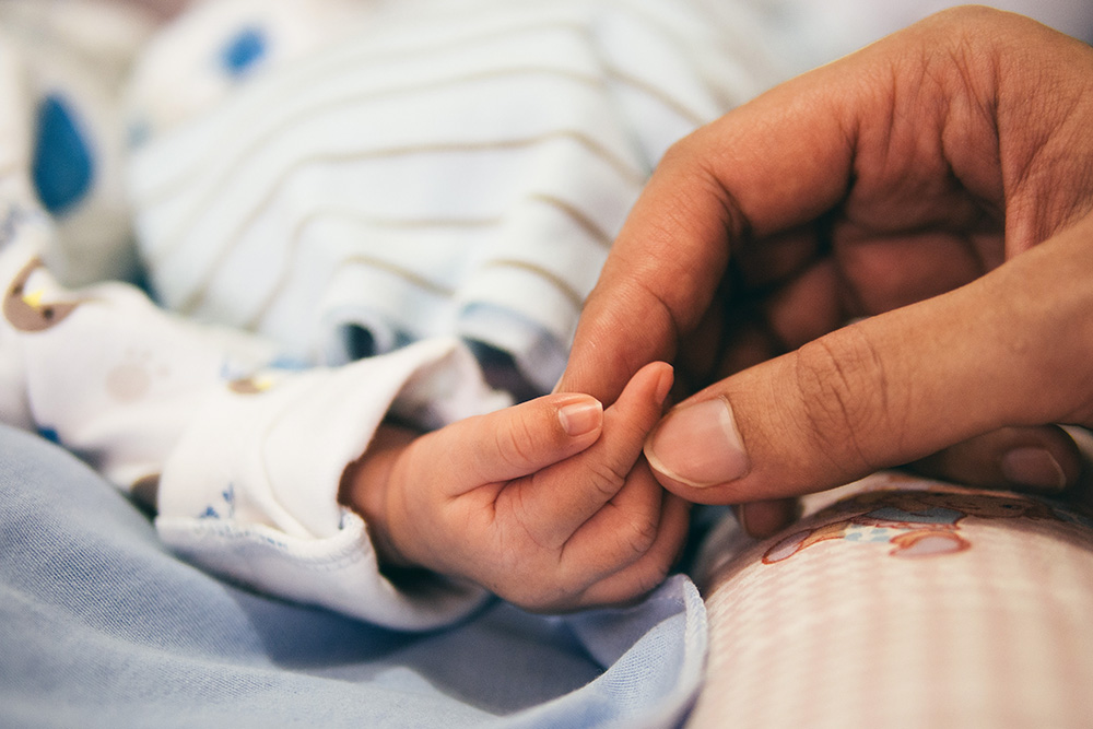 Adult hand holding a baby's hand (Pixabay/Pexels)