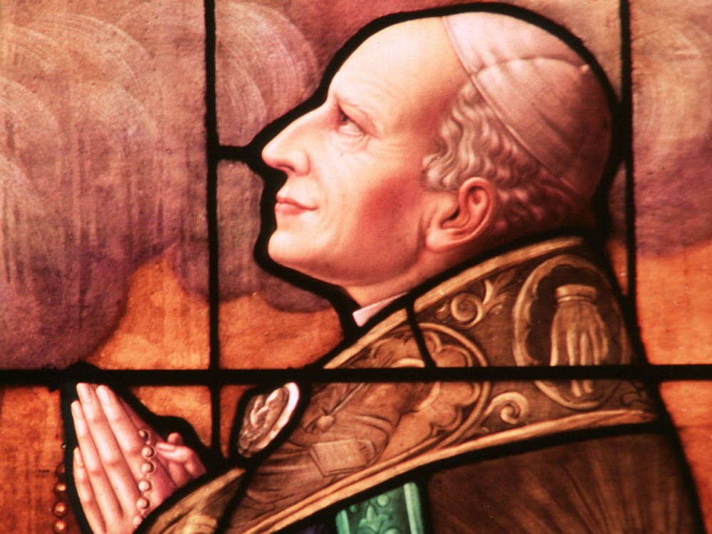 Leo XIII, người giữ chức giáo hoàng từ năm 1878-1903, được mô tả trong một cửa sổ tại Nhà thờ Holy Family ở Mitchell, Nam Dakota, trong một bức ảnh lưu trữ năm 1999. Thông điệp năm 1891 của ông về lao động, Rerum Novarum, đánh dấu sự khởi đầu của giáo lý xã hội Công giáo hiện đại. (CNS/Crosiers)