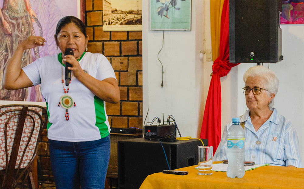 Sơ Araceli Guimera, phải, lắng nghe Mari Luz Canaquiri trong cuộc họp báo về vụ kiện về quyền tự nhiên vào năm 2023 (IDL/Alan Benavides)