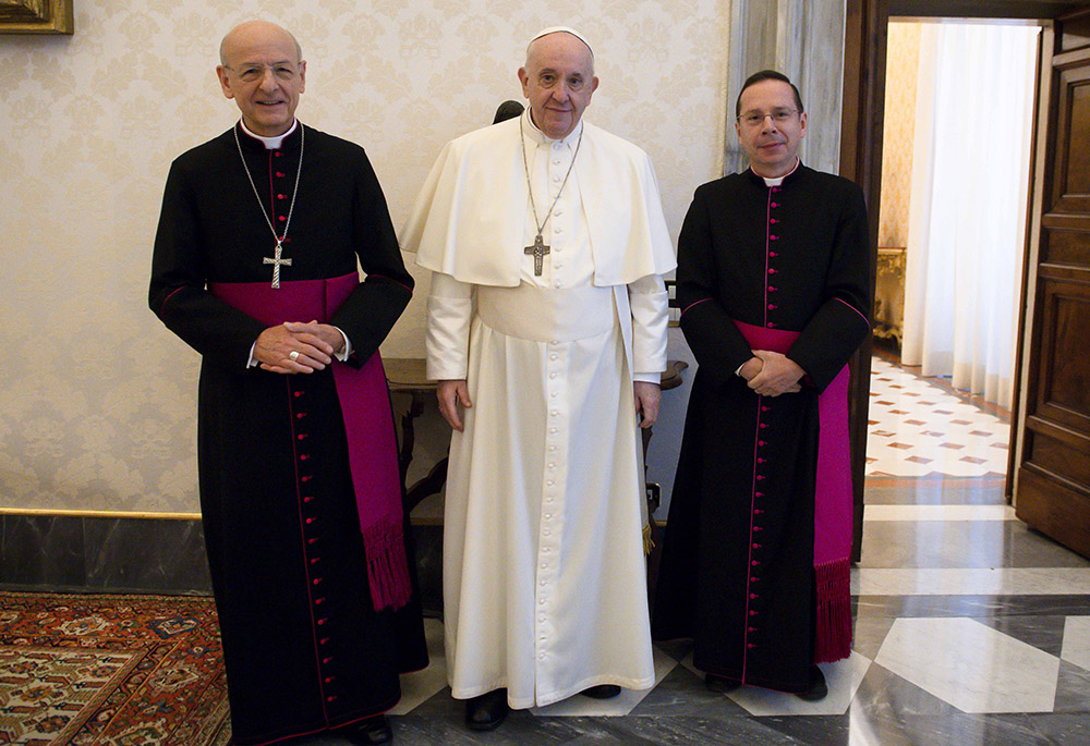 Đức Giáo hoàng Phanxicô chụp ảnh cùng Đức Cha Fernando Ocáriz, bên trái, người đứng đầu Opus Dei, và Đức Cha Mariano Fazio, đại diện phụ tá của giáo phận, trong buổi tiếp kiến tại Vatican ngày 29 tháng 11 năm 2021. (CNS/Vatican Media)