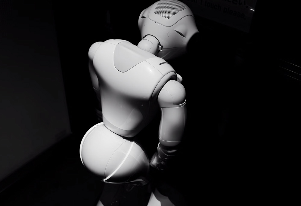 A low light photo of a robot (Unsplash/Jesse Chan)