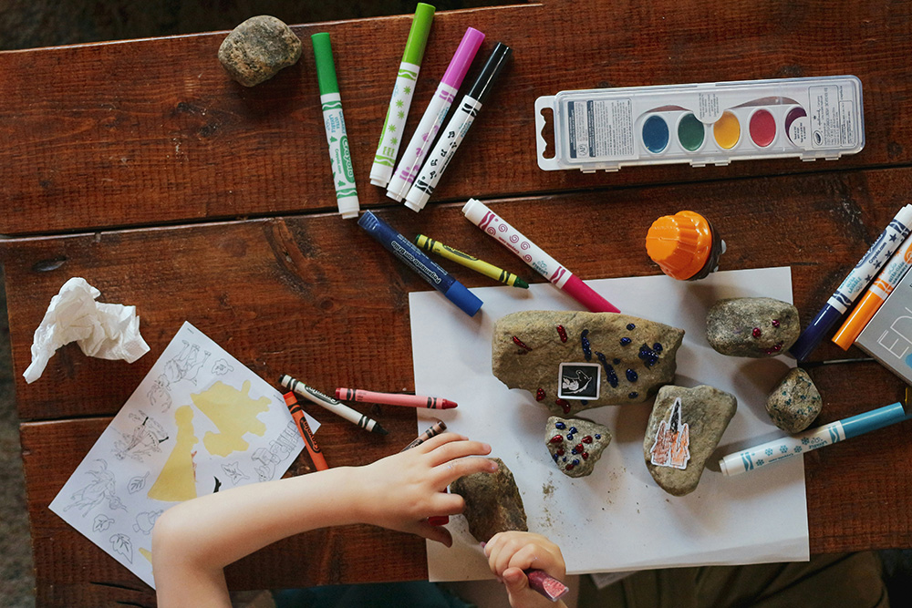 Craft and art projects on a table (Unsplash/Sigmund)