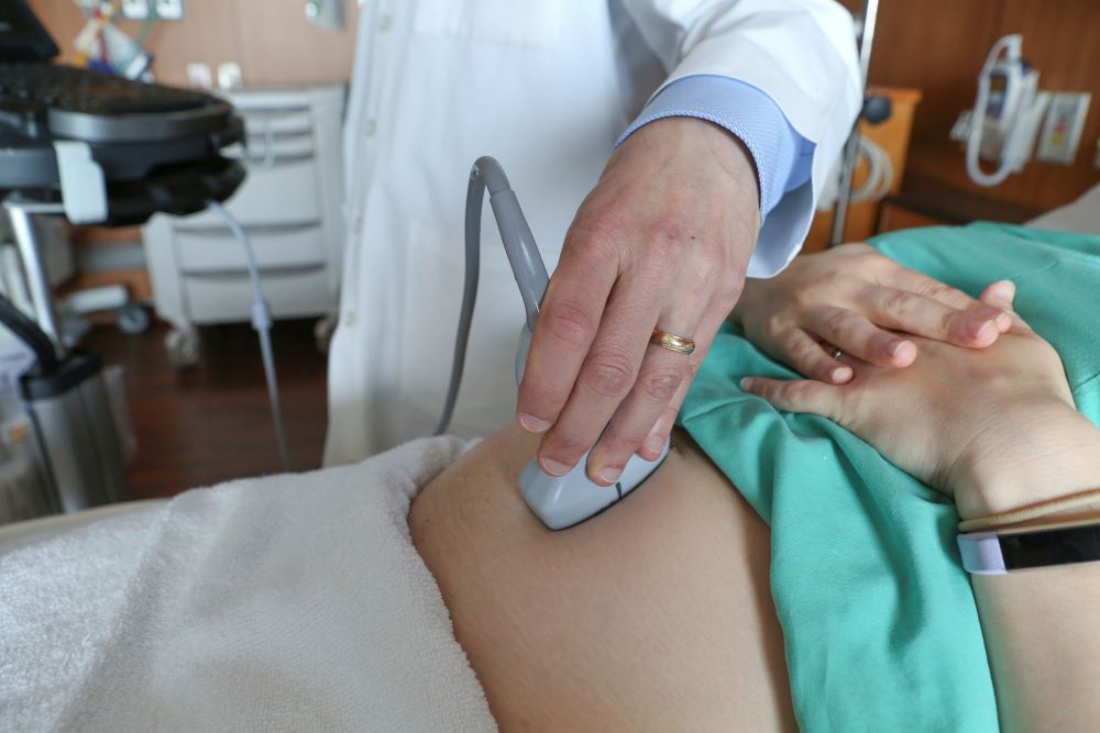 A doctor performs an ultrasound scan on a pregnant woman at a hospital in Chicago, Aug. 7, 2018. (AP /Teresa Crawford, File)