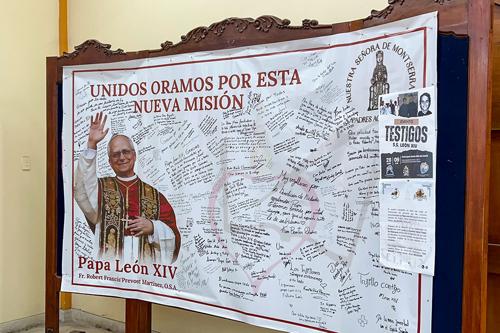 Uno striscione firmato dalla comunità della parrocchia di Nostra Signora di Montserrat a Trujillo, in Perù, invia i migliori auguri a Papa Leone XIV, che ha servito come amministratore parrocchiale della parrocchia dal 1992 al 1999. (Foto NCR/Justin McLellan)