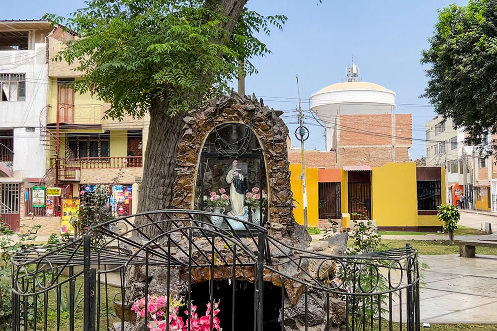 Una statua raffigurante l'Immacolata Concezione segna il quartiere "Inmaculada" della parrocchia di Nostra Signora di Montserrat a Trujillo, in Perù. (Foto NCR/Justin McLellan)