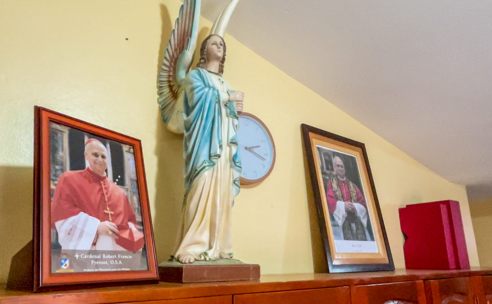 Immagini di Robert Prevost come cardinale e come Papa Leone XIV adornano la sacristia nella parrocchia di Nostra Signora di Montserrat a Trujillo, in Perù. (Foto NCR/Justin McLellan)