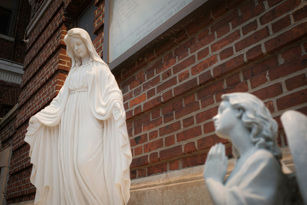 Statue of Mary (Unsplash/Qihai Weng)