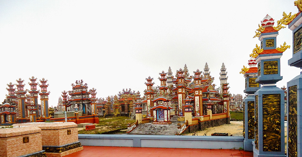 Parte del cimitero di An Bang si estende su 25 ettari di dune costiere bianche al di fuori dell'ex città imperiale di Hue. Dall'inizio degli anni 2000, quasi 400 tombe simili a templi di diverse dimensioni e stili architettonici sono sorte dalla sabbia, come grandi tributi ai morti ed espressioni di devozione filiale. (Joachim Pham)