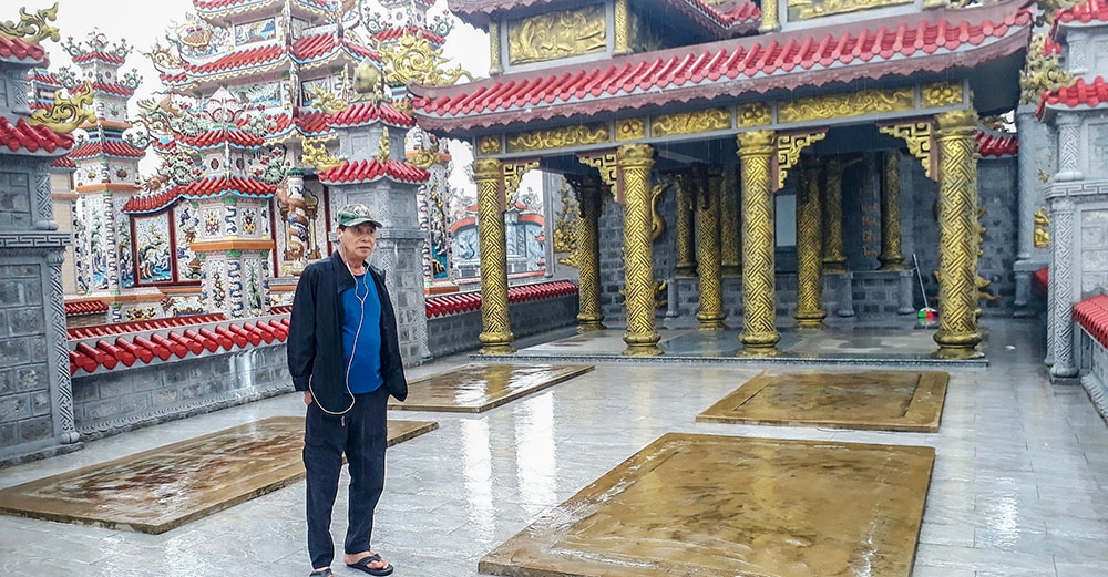 Le Tan Tha si trova all'interno della tomba di 100 metri quadrati di nuova costruzione della sua famiglia a ottobre. 25, 2025. Il luogo di riposo è progettato per lui, sua moglie e i loro due figli - tutti ancora vivi - che riflettono una tradizione di preparare in anticipo la propria casa finale. (Joachim Pham)