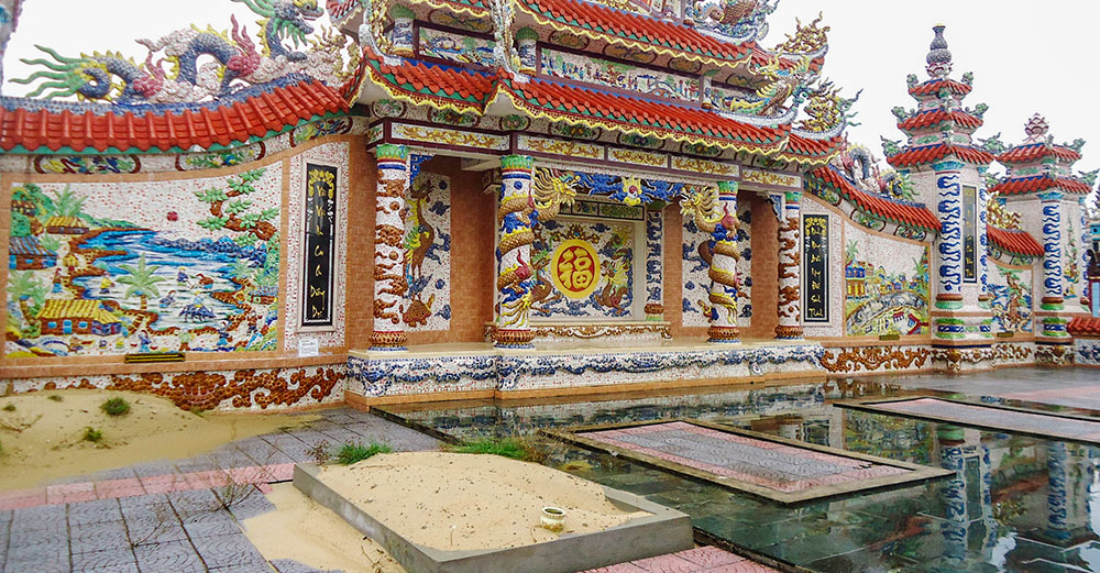 All'interno del mausoleo di famiglia di Ho Thiet ci sono quattro camere vuote riservate a lui, sua moglie e il loro figlio negli Stati Uniti - un gesto che fonde legami familiari terreni con l'anticipazione della riunione nell'aldilà. (Joachim Pham)