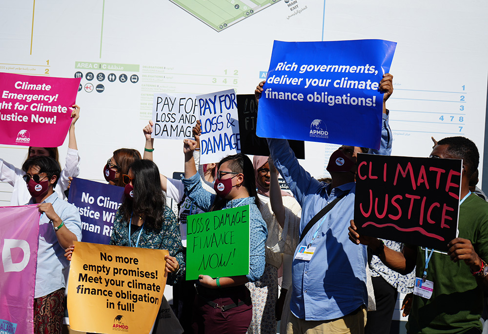 Activistas por la justicia climática exigen con pancartas que las naciones ricas cumplan sus compromisos de financiación climática durante la conferencia sobre el clima COP27 de 2022 en Sharm el-Sheikh, Egipto, y piden asunción de responsabilidad y apoyo para los países que soportan la peor parte del cambio climático. (Foto: GSR/Doreen Ajiambo)