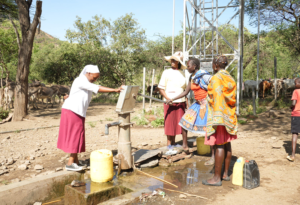 Las hermanas Aquilina Munyao y Jannifer Hiuhu inspeccionan un pozo que la Iglesia perforó para la aldea de Rotu, en el norte de Kenia. La comunidad protege y mantiene el pozo, la única fuente de agua para las familias y sus rebaños. (Foto: GSR/Wycliff Peter Oundo)