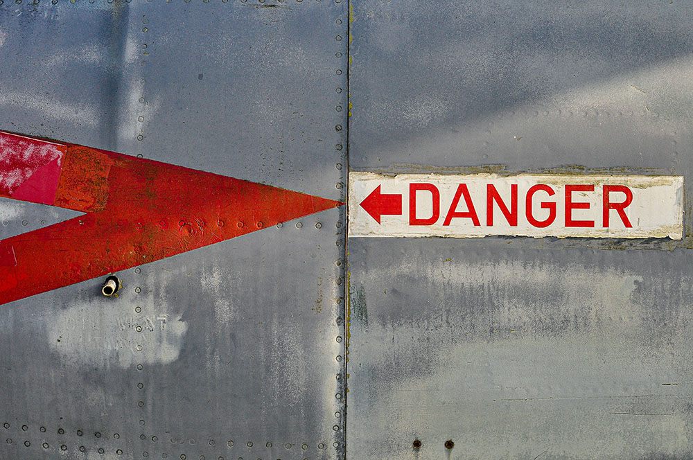 Danger sign (Unsplash/Giu Vicente)