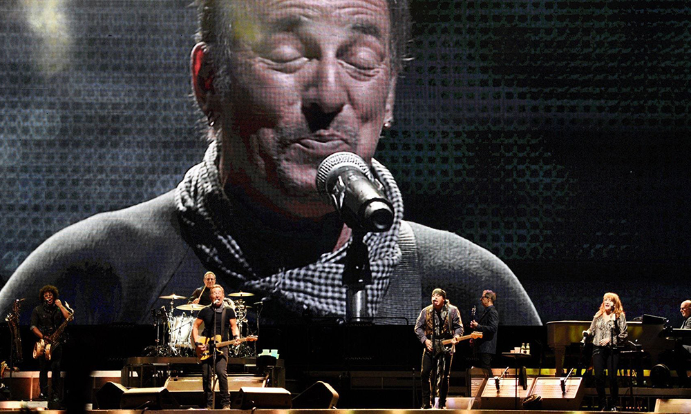 In questa foto d'archivio del 2016, Bruce Springsteen e la E Street Band si esibiscono al MetLife Stadium di East Rutherford, nel New Jersey. (CNS/USA Today Network tramite Reuters/NorthJersey.com/Amy Newman)