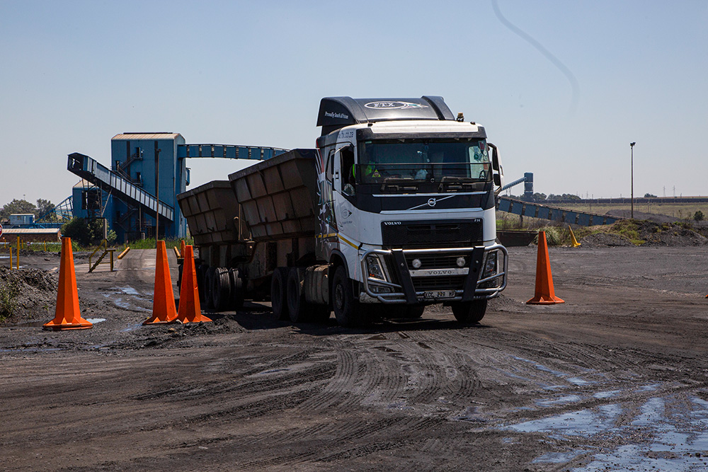 Un camion è carico di carbone vicino a Emalahleni, a est di Johannesburg, in Sudafrica, il 17 novembre 2022. (AP/Denis Farrell, file)