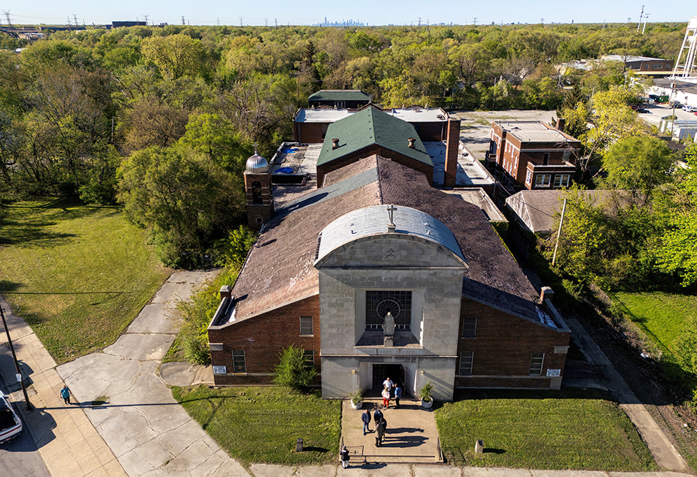 Una vista del drone il 9 maggio 2025, mostra St. Maria della Chiesa dell'Assunzione all'estremit&agrave; meridionale di Chicago, dove Papa Leone XIV assisteva alla messa con la sua famiglia mentre cresceva. (OSV News/Reuters/Carlos Osorio)