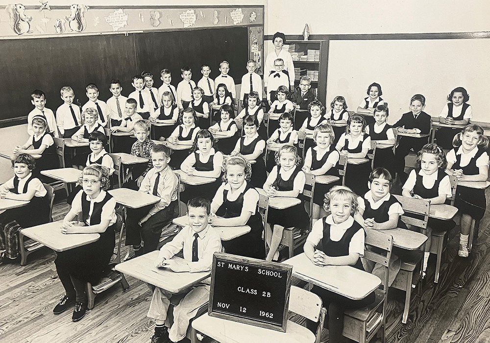 Questa foto mostra la classe di seconda elementare di Robert Prevost, ora Papa Leone XIV, a St. Mary of the Assumption School a Riverdale, Ill., nel 1962. &Egrave; il quarto ragazzo in piedi accanto alla lavagna. Le Suore della Carit&agrave; Cristiana insegnavano al futuro papa a scuola. (OSV News/Per gentile concessione della Provincia delle Suore della Carit&agrave; Cristiana a Mendham, New Jersey)