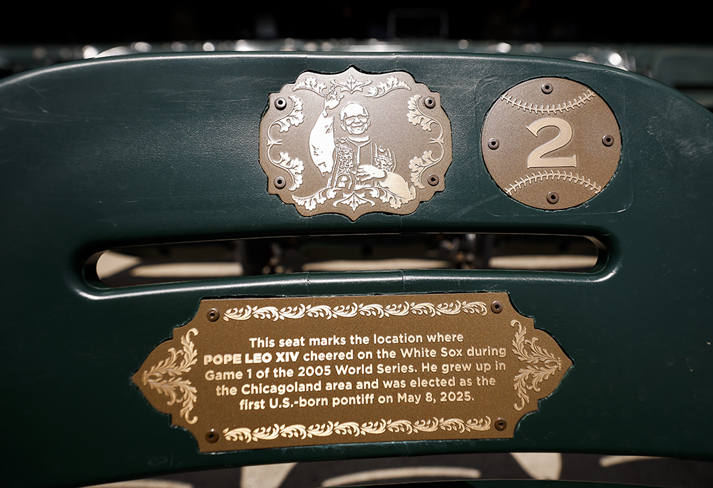Una foto del 23 agosto 2025 mostra una targa dedicata a Papa Leone XIV su un sedile all'interno del Rate Field, sede della squadra di baseball dei Chicago White Sox. Dal 22 agosto 2025, gli appassionati di baseball sono stati in grado di individuare facilmente il posto allo stadio dove Papa Leone, allora padre agostiniano. Robert Francis Prevost, seduto mentre guardava la prima partita delle World Series del 2005. (OSV News/Per gentile concessione dei Chicago White Sox)