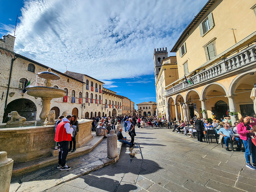 Tourists congregate in the streets of Assisi, Italy, on Oct. 4, 2025, the feast day of St. Francis. (NCR photo/Brian Roewe)