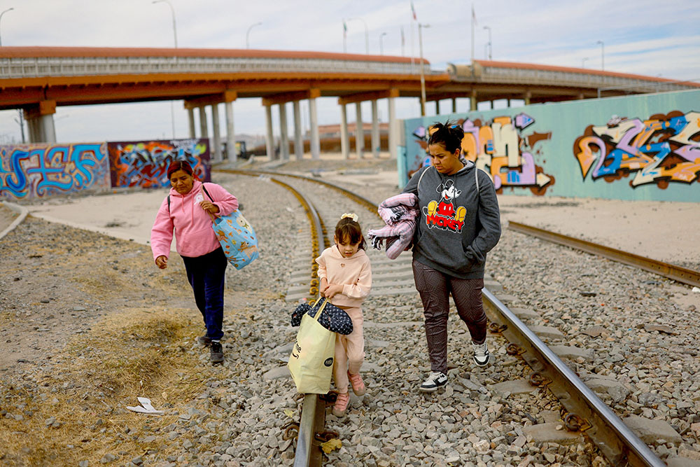 A Venezuelan migrant family deported from the U.S. walks near the border in Ciudad Juárez, Mexico, Jan. 22, 2026. (OSV News/Reuters/Jose Luis Gonzalez)