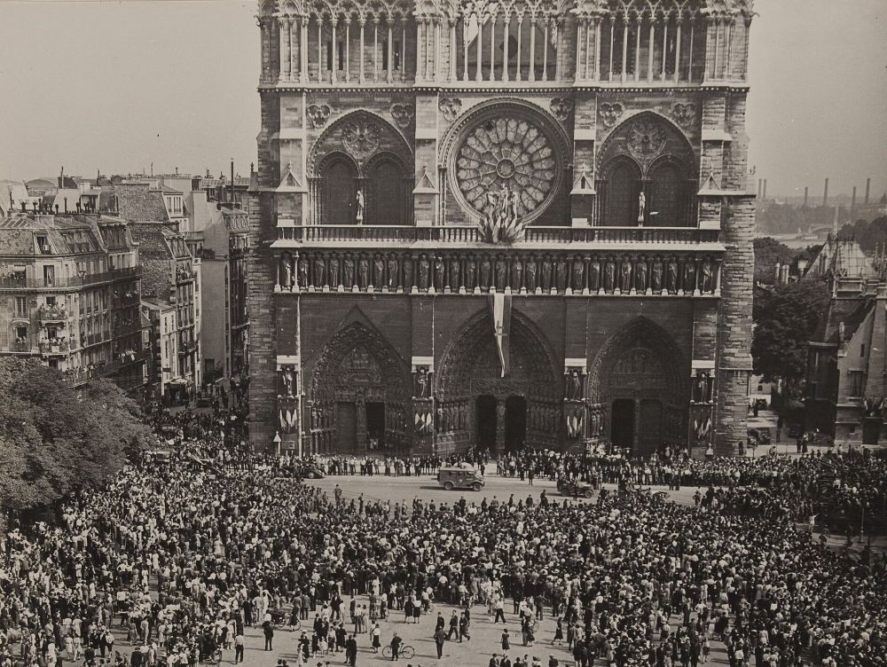 A crowd gathers in the square in front of the Cathédrale Notre-Dame de Paris on Aug. 26, 1944, awaiting the arrival of Gen. Charles de Gaulle after Paris was liberated from the Germans. (Wikimedia Commons/CC0 1.0 Universal Public Domain/Préfecture de Police)