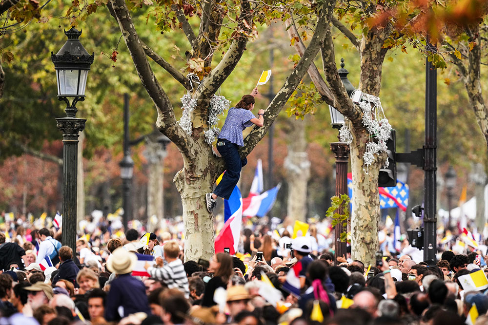 People wait for the arrival of Pope Leo XIV to celebrate Mass at Place de la Concorde, Paris, Sept. 26, 2026. (AP/Aurelien Morissard)
