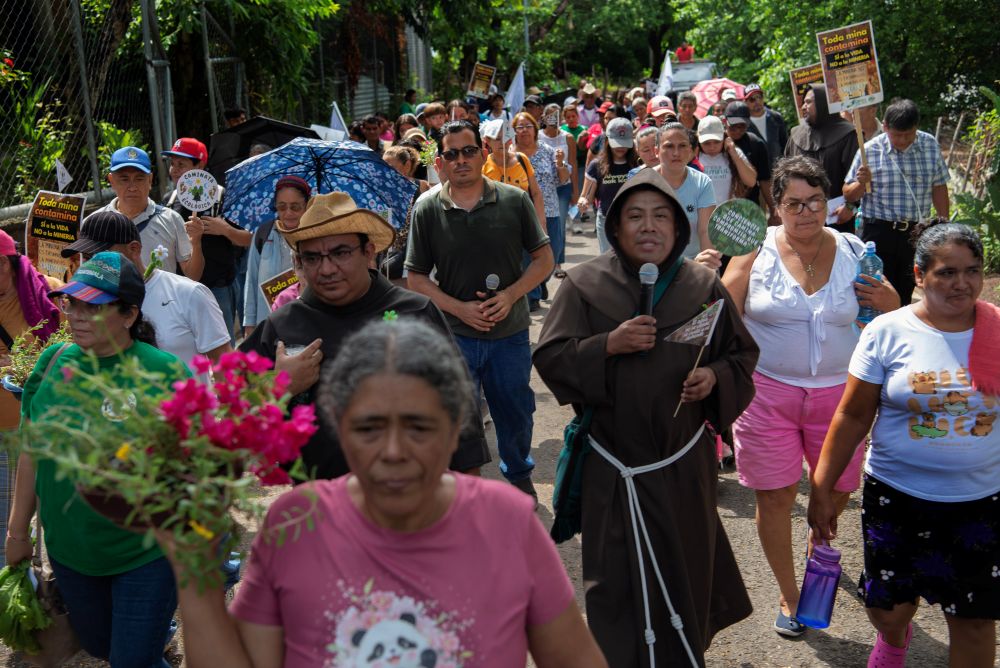 Women and men from different parts of El Salvador, including residents of the San Francisco Angulo community, walked on Sept. 26 against environmental pollution, as part of the Season of Creation. (Lissette Lemus)