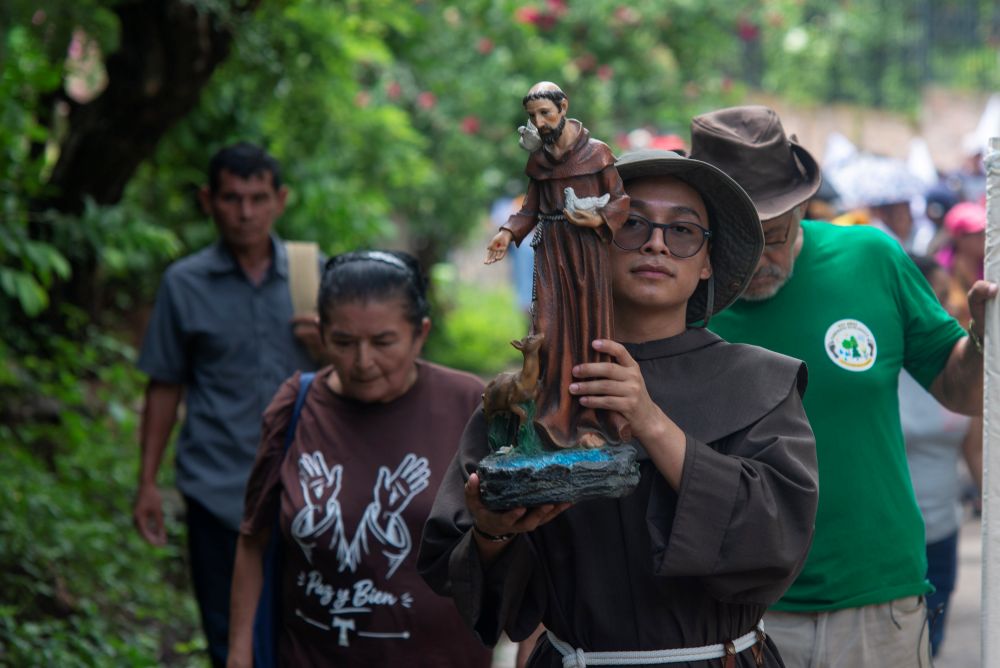The people who participated in the Sept. 26 walk in San Francisco Angulo, El Salvador, called for the intercession of St. Francis of Assisi, patron saint of animals, ecology and the environment. (Lissette Lemus) 
