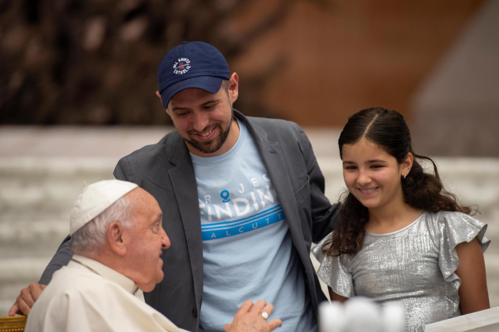José Manuel De Urquidi, his daughter and Pope Francis smile during an introduction.