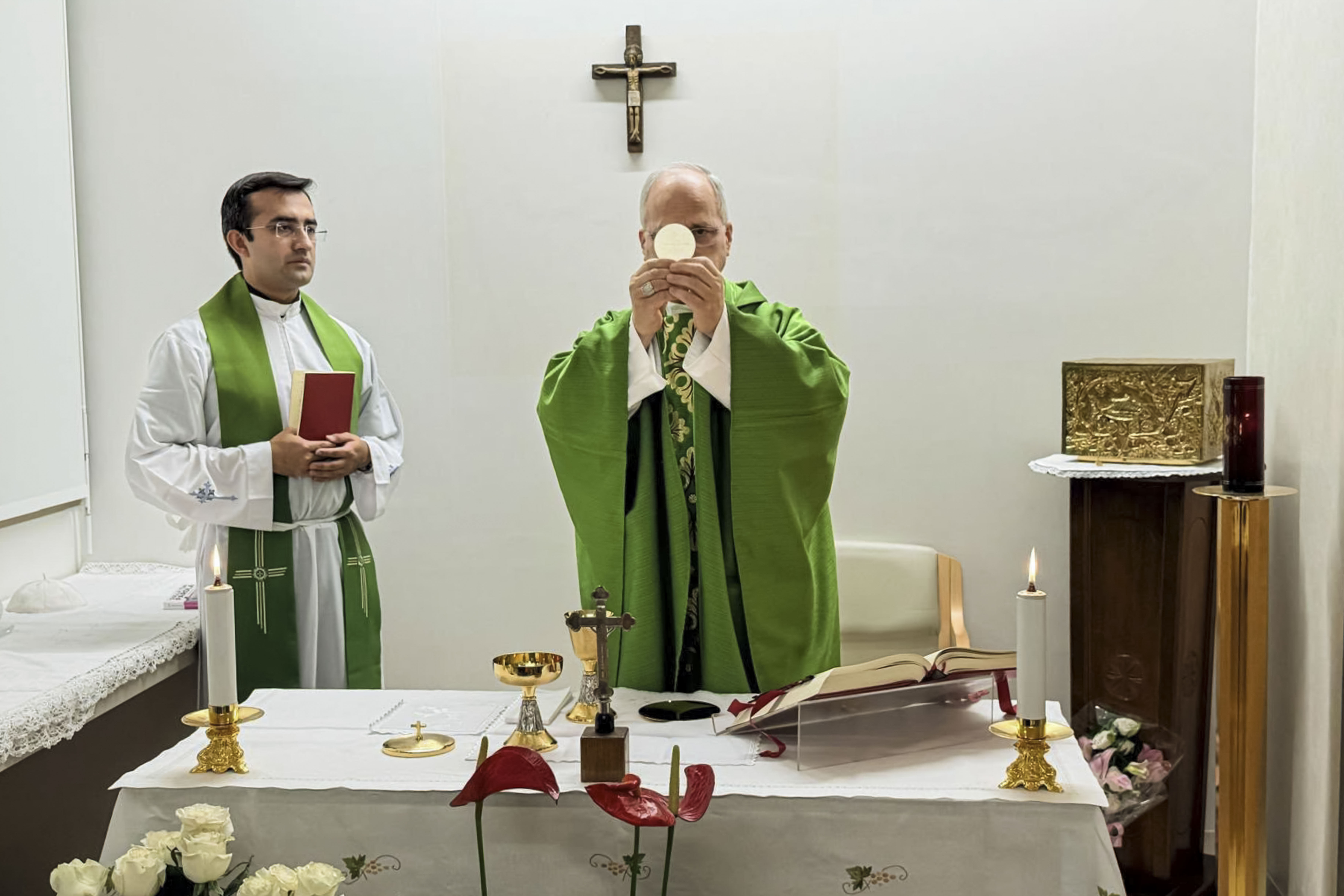 Pope Leo says Mass in hospital