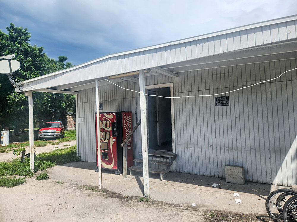Outside a "flophouse" in Immokalee, Florida. This is where some farmworkers, including Haitians, typically reside. (GSR photo/Chris Herlinger)