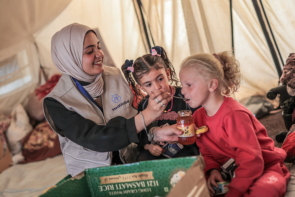 MedGlobal distributes food parcels to displaced families living in the Tabareyya Displacement Camp in Khan Younis, southern Gaza, in December 2025. (Courtesy of MedGlobal)