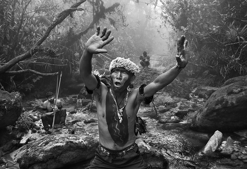 A Yanomami shaman converses with spirits before climbing Mount Pico da Neblina in 2014 in Amazonas state, Brazil. (© Sebastião Salgado/Contrasto) A Yanomami shaman converses with spirits before climbing Mount Pico da Neblina in 2014 in Amazonas state, Brazil. (© Sebastião Salgado/Contrasto)