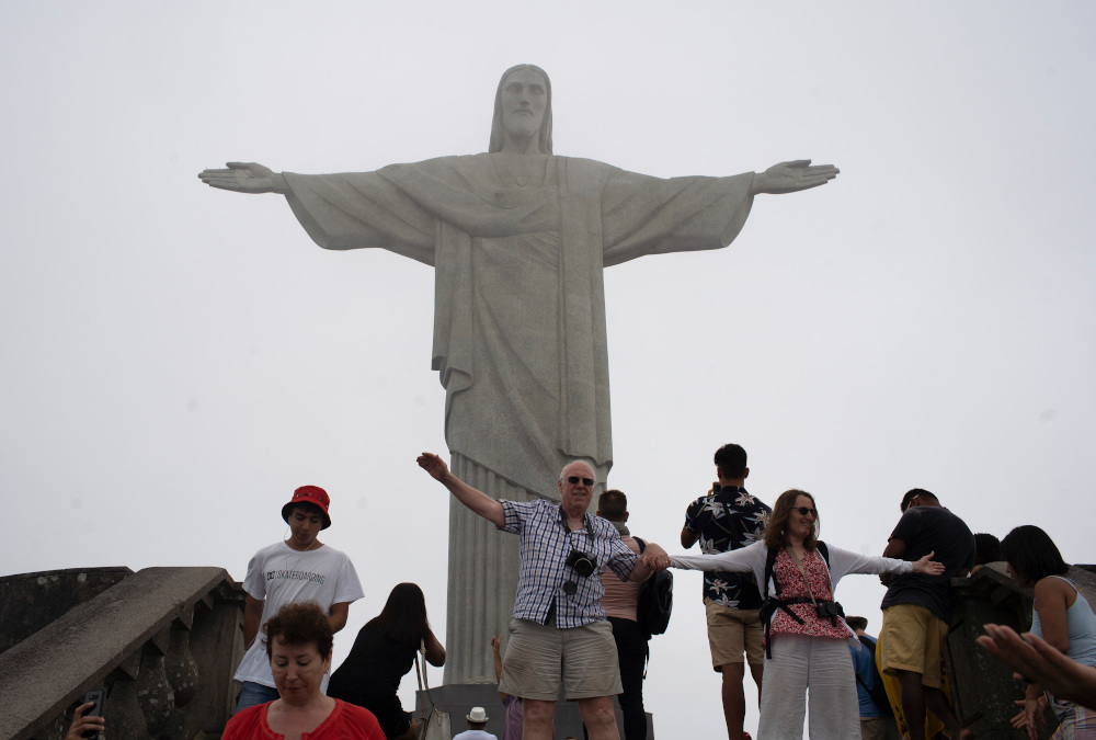 Jesus from Świebodzin uses the T-pose to assert his domination over Jesus  from Rio, from whom he is 3 meters taller : r/dankmemes