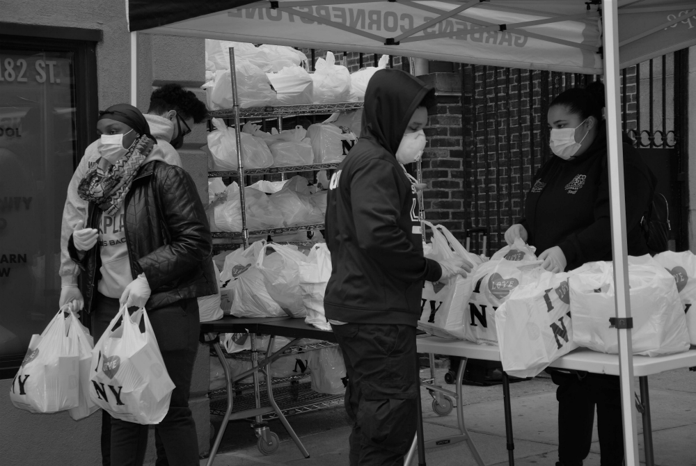 Volunteers pass out food in Washington Heights, Manhattan, New York. (Catholic Charities Community Services/Rafaelina Tineo)