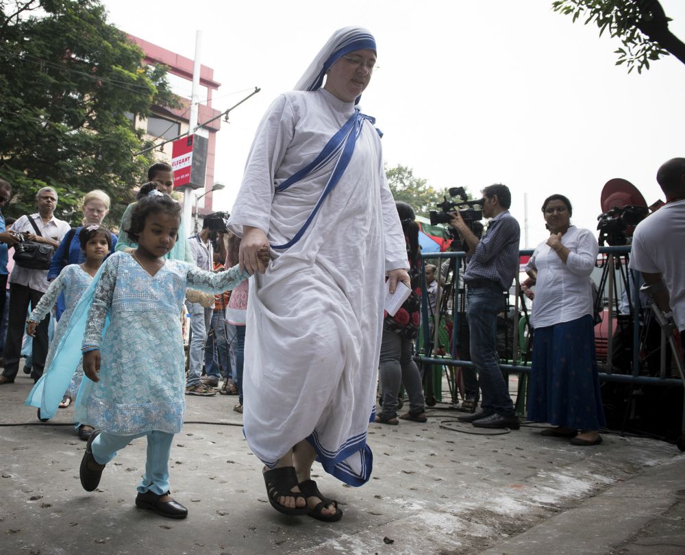 Missionaries of Charity Sister and a child Missionaries of Charity Sister and a child