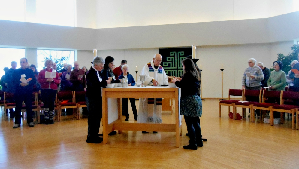 Paul Knitter presides at a service at Holy Wisdom Monastery in Middleton, Wisconsin. (NCR photo/Peter Feuerherd) Paul Knitter presides at a service at Holy Wisdom Monastery in Middleton, Wisconsin. (NCR photo/Peter Feuerherd)