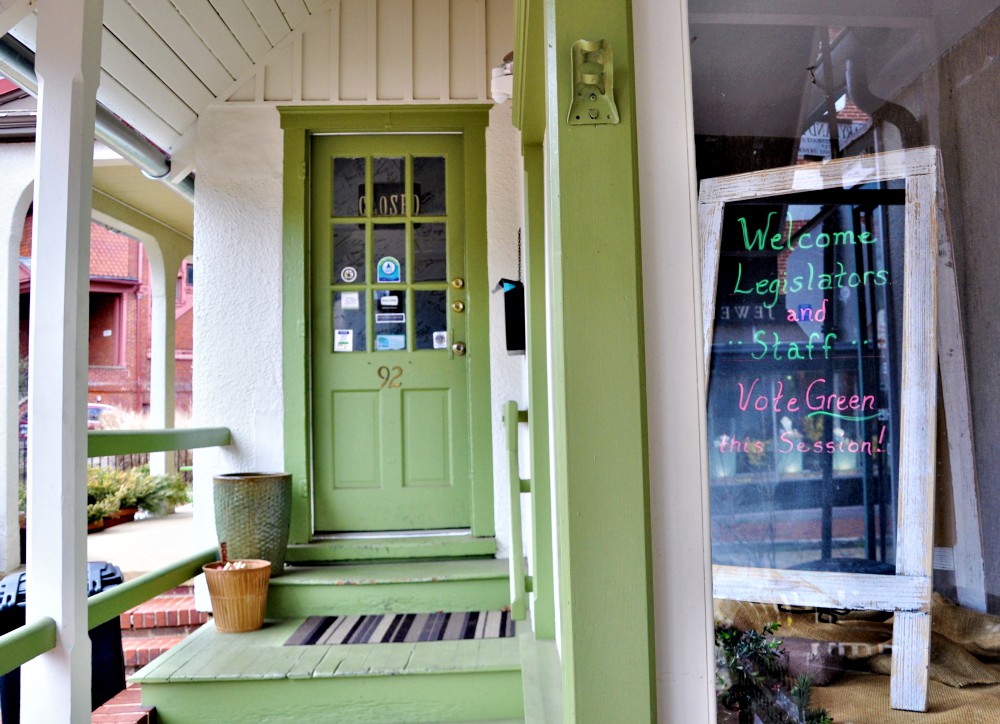 An Annapolis storefront leaves a message for legislators. (NCR photo/Jesse Remedios)