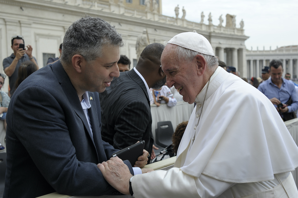 Evgeny Afineevsky, director of "Francesco," greets Pope Francis (Courtesy of L'Osservatore Romano)