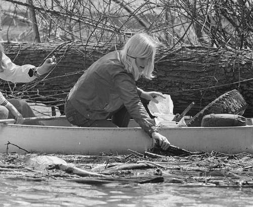 A Girl Scout in a canoe picks trash out of the Potomac River during Earth Week in April 1970. (Library of Congress/Thomas J. O'Halloran)