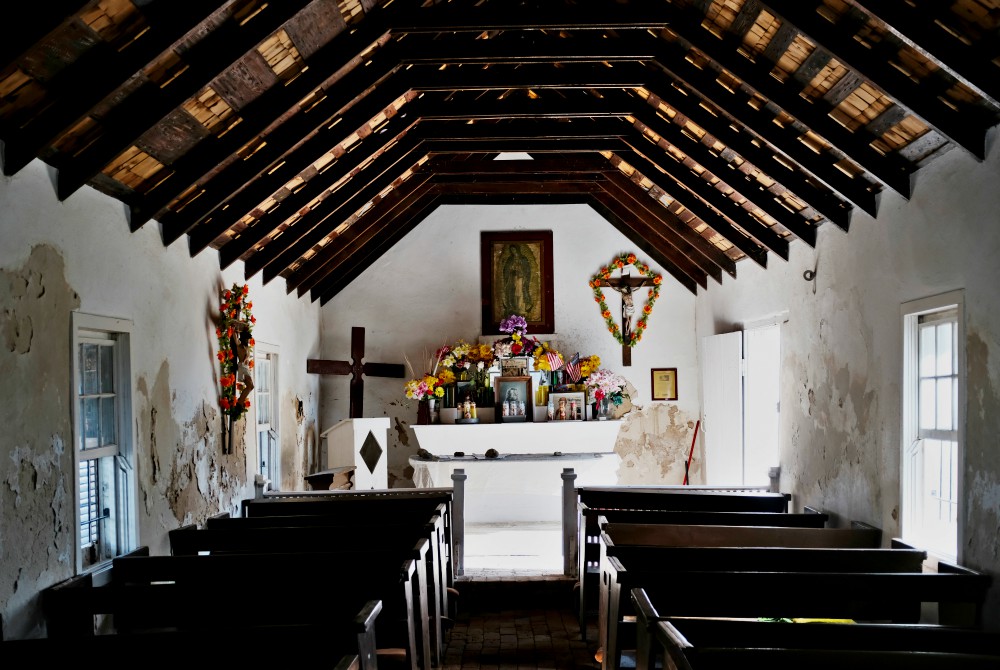 The interior of La Lomita Chapel in Mission, Texas (Wikimedia Commons/Andres Gonzalez)