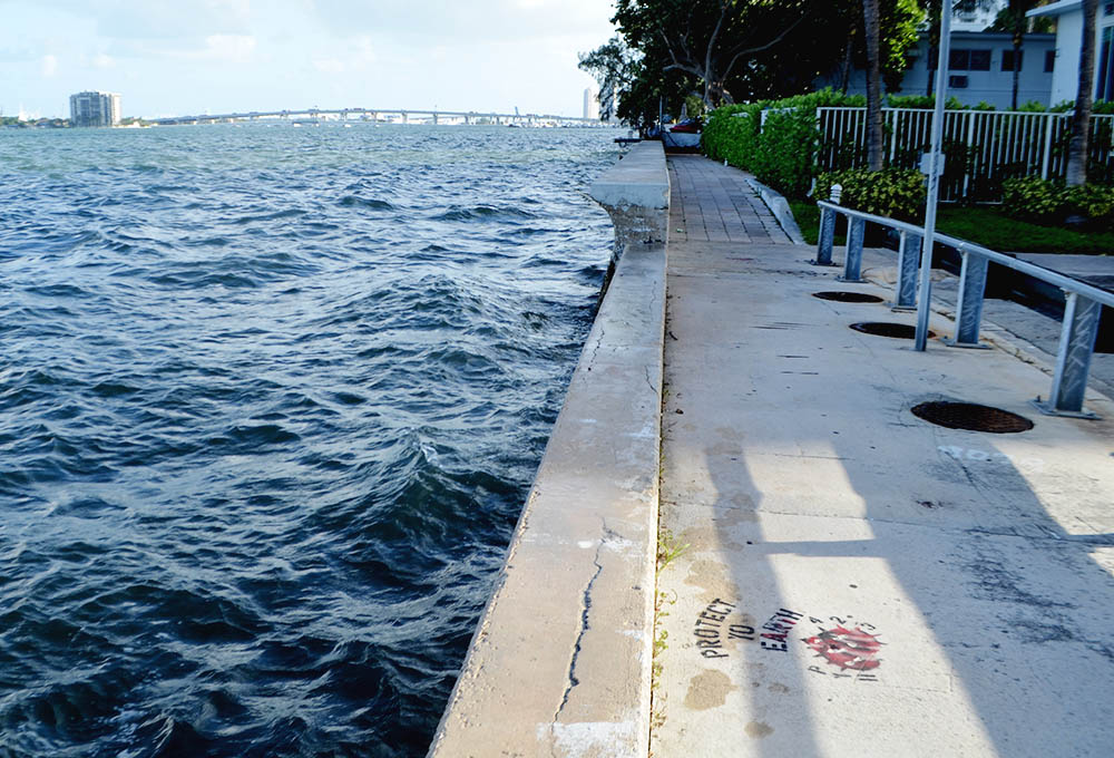 Miami Beach at high tide in 2016 (Wikimedia Commons/B137)