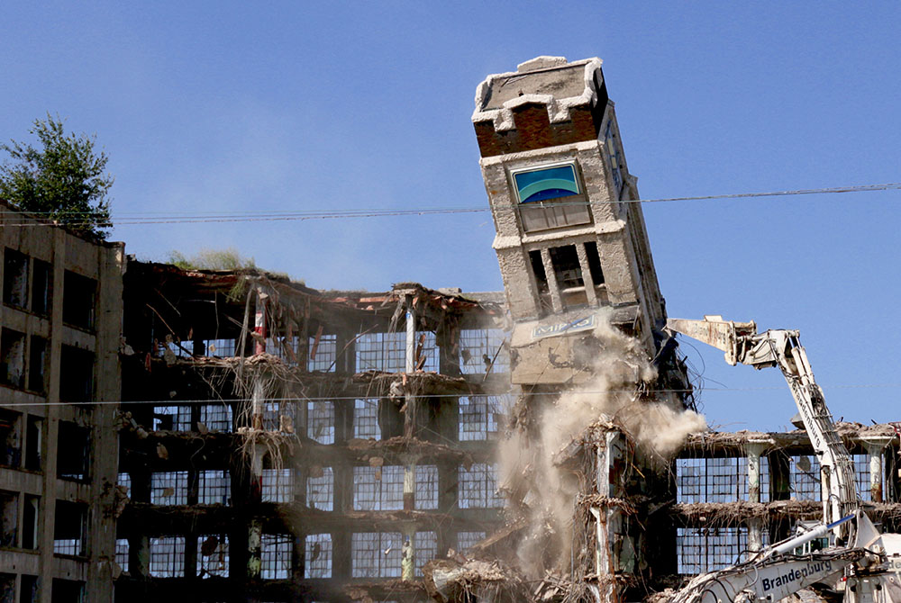 The Mirro Aluminum Company factory, which operated until 2003 in Manitowoc, Wisconsin, is demolished in 2017. (Wikimedia Commons/Michael Steeber)