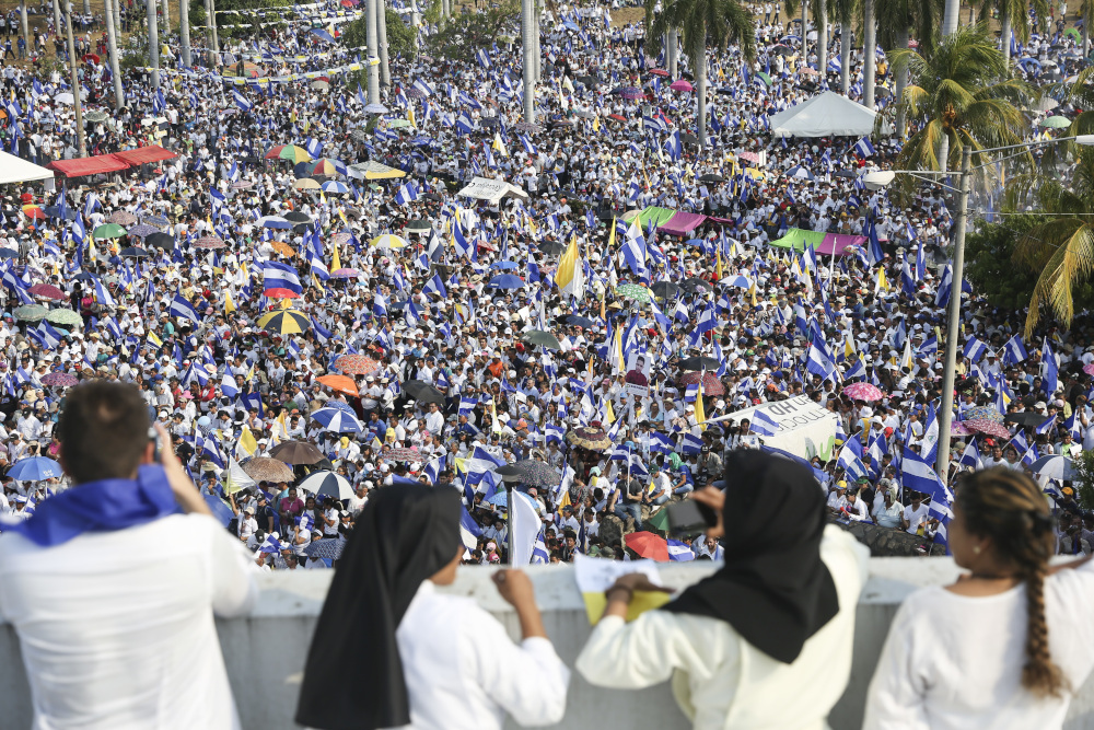 Thousands of people congregate outside Managua's Cathedral during a "Peace and Justice" rally called by the Catholic Church, in Managua, Nicaragua, April 28, 2018. (AP file/Alfredo Zuniga)