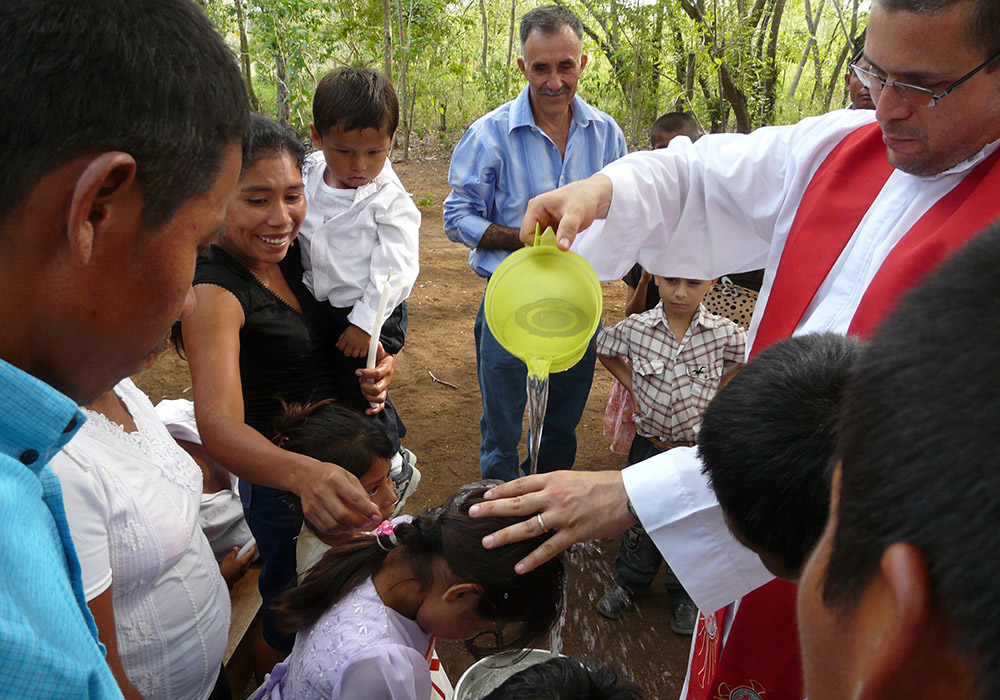 Vincentian Fr. Flavio Tercero leads a Mass and baptism for a community near El Naranjo, at the border between Guatemala and Mexico. (Courtesy of Flavio Tercero)