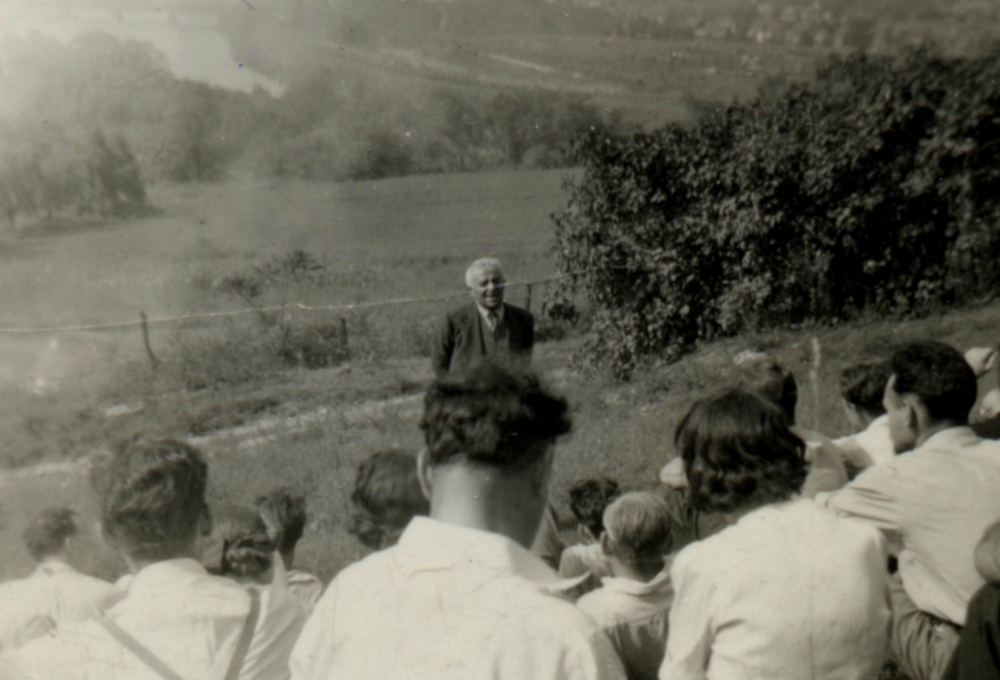 Peter Maurin speaks at a retreat at the Catholic Worker Maryfarm in Easton, Pennsylvania, in September 1940. (Courtesy of the Department of Special Collections and University Archives, Marquette University Libraries)