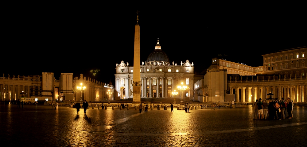 St. Peter's Square, evening (Wikimedia Commons/BjoernEisbaer)