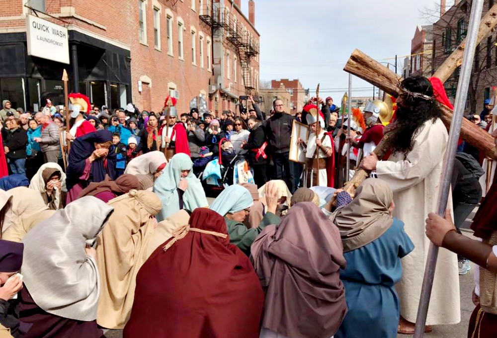 Actors portray the eighth station, in which Jesus meets the women of Jerusalem, during the Pilsen Via Crucis on Good Friday, March 30, 2018, in Chicago. (Courtesy of Pilsen Via Crucis) Actors portray the eighth station, in which Jesus meets the women of Jerusalem, during the Pilsen Via Crucis on Good Friday, March 30, 2018, in Chicago. (Courtesy of Pilsen Via Crucis)